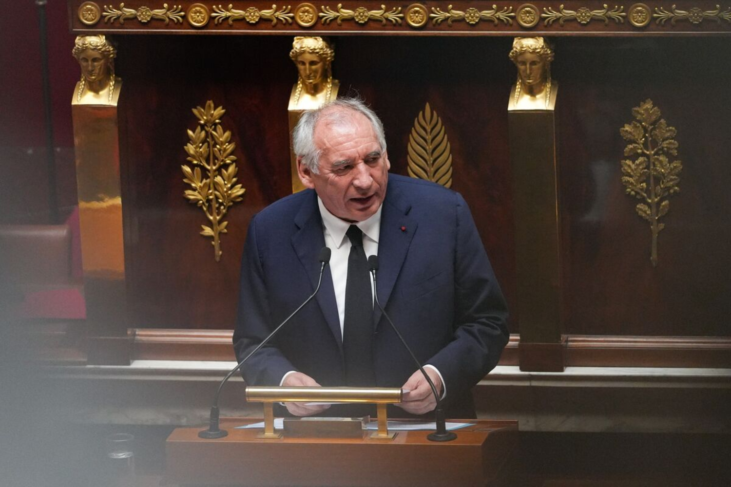 Fransa'da güvenoyu alamayan hükümet düştü